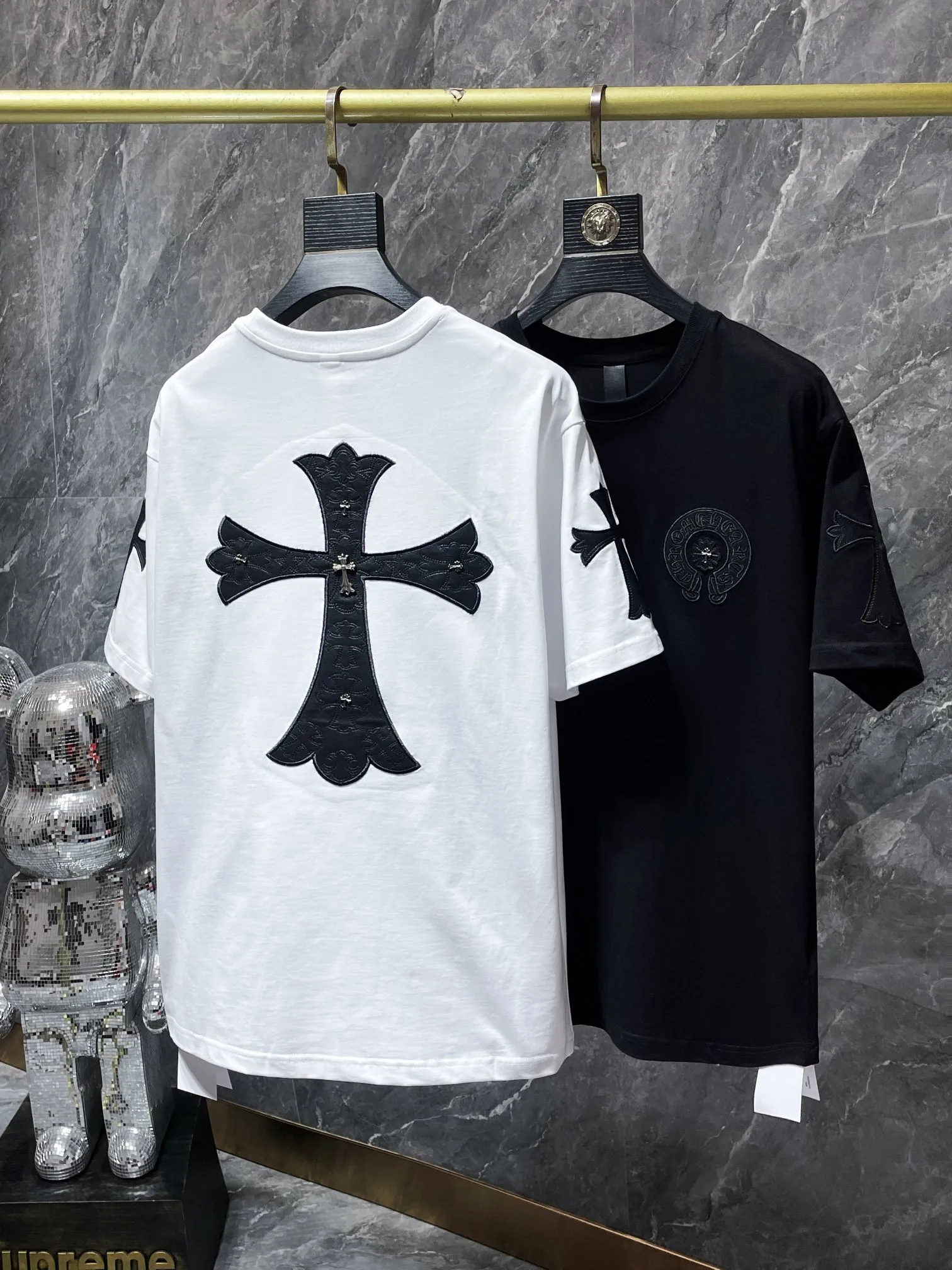 P170 New for summer Chrome Hearts 25ss High-weight, environmentally friendly and high-quality top fabric 260g~285g Chrome Hearts heavy-duty embroidered cross short sleeves Heavy-duty cross sheepskin 17-piece patchwork Customized silver-proof buckle Counter synchronization 1:1 replica version Recommended color: white Black Size: S, M, L, XL